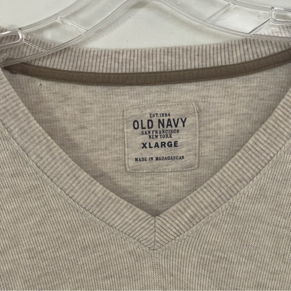 Old Navy Men’s V-Neck Sweater in size XL - Picture 3 of 4